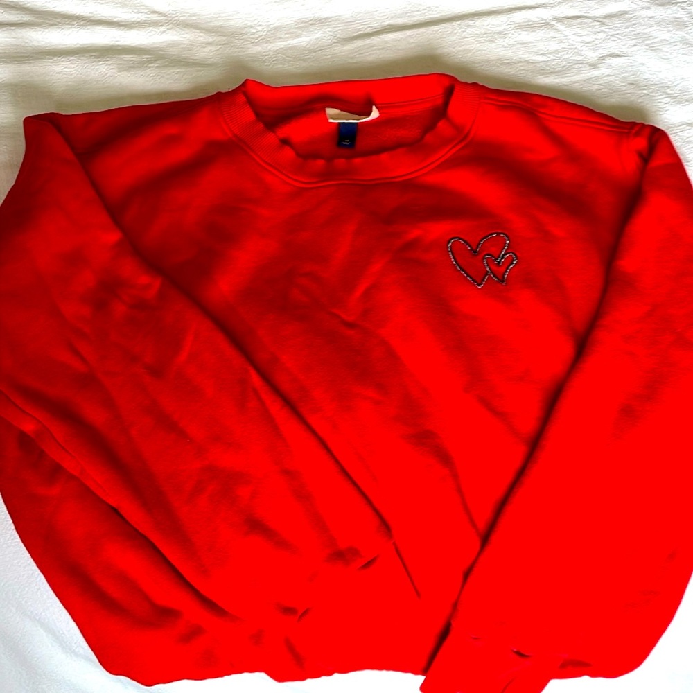 Women’s red universal thread heart sweatshirt